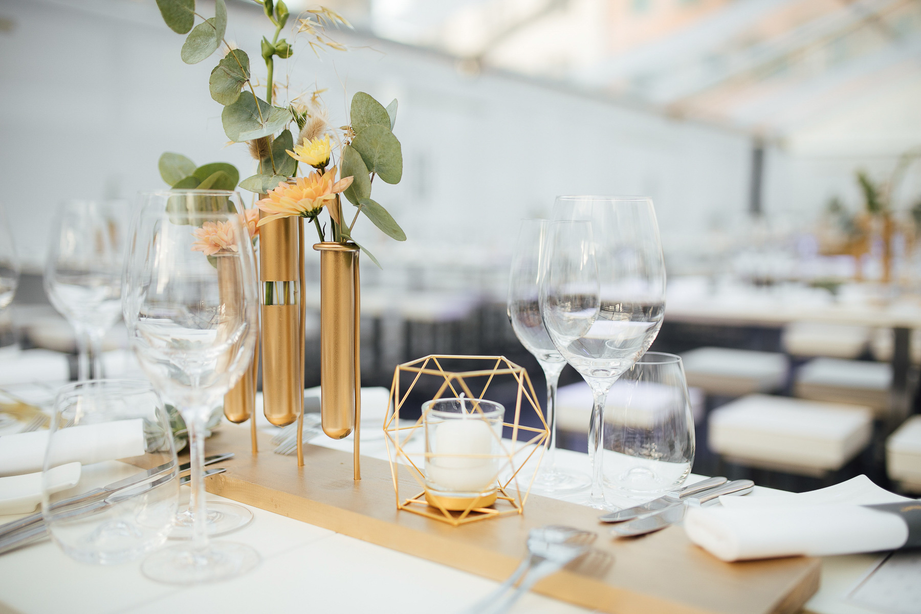 Eventstyling mit Floristik und Dekoration für Firmenveranstaltung in stilvollem Ambiente
