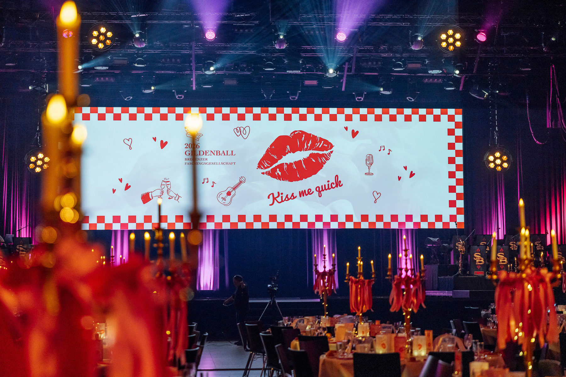 Eventstyling mit Floristik und Dekoration für Firmenveranstaltung in stilvollem Ambiente