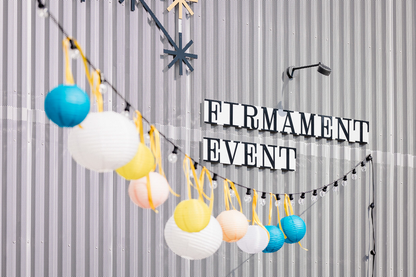 Eventstyling mit Floristik und Dekoration für Firmenveranstaltung in stilvollem Ambiente