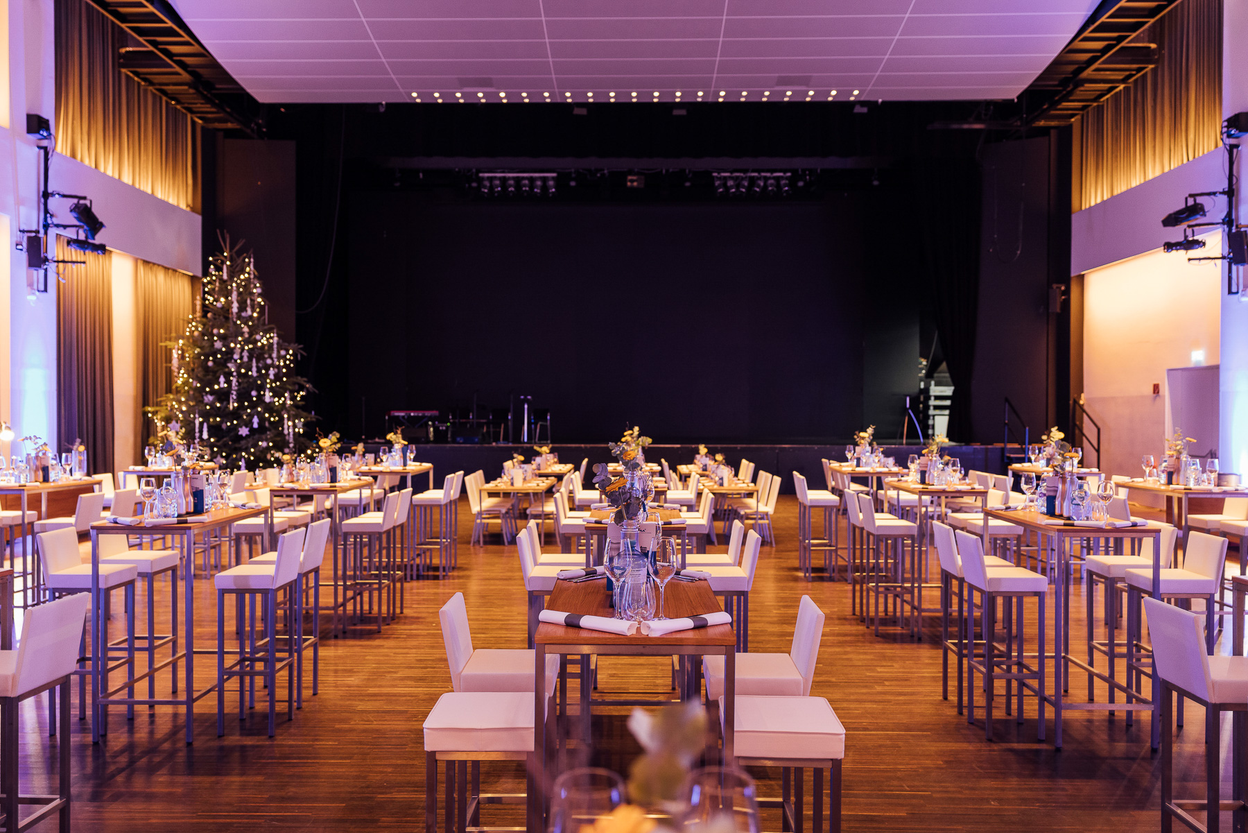 Eventstyling mit Floristik und Dekoration für Firmenveranstaltung in stilvollem Ambiente