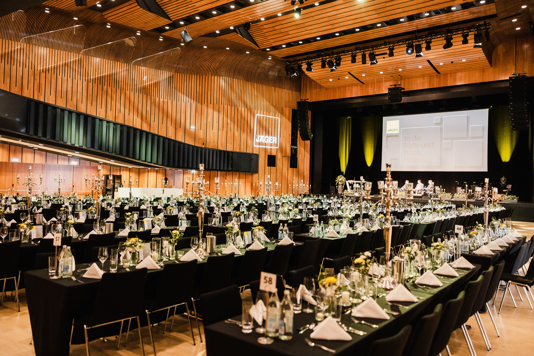 Eventstyling mit Floristik und Dekoration für Firmenveranstaltung in stilvollem Ambiente
