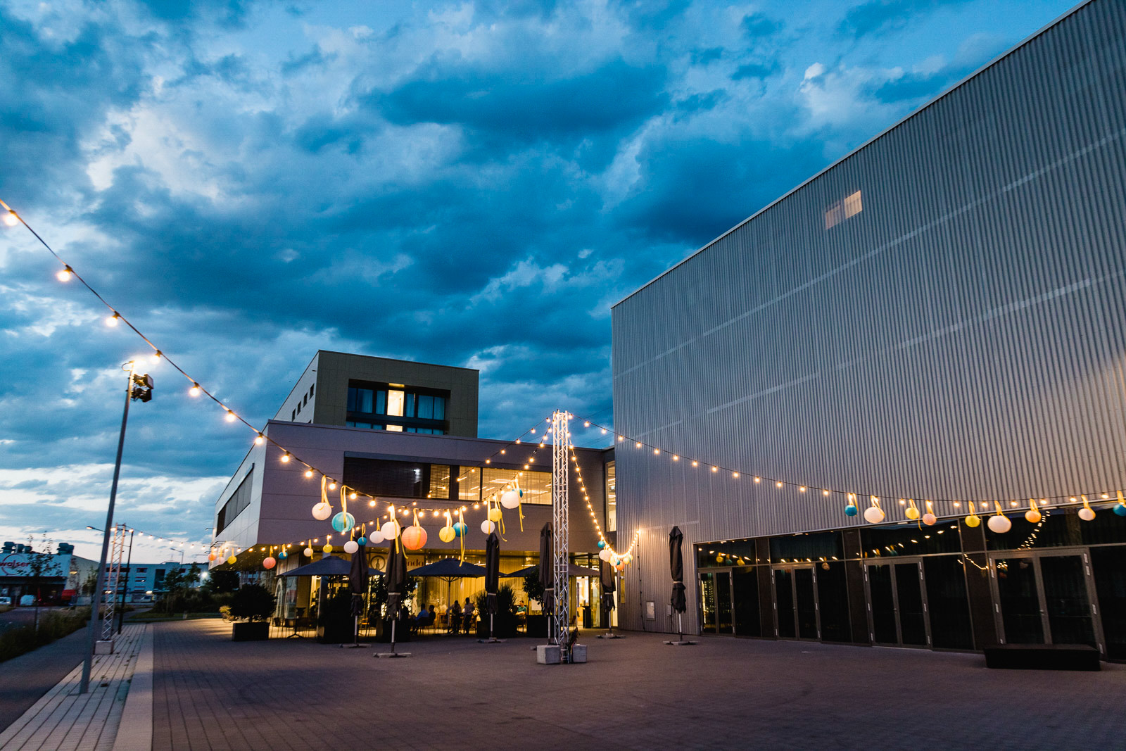 Eventstyling mit Floristik und Dekoration für Firmenveranstaltung in stilvollem Ambiente