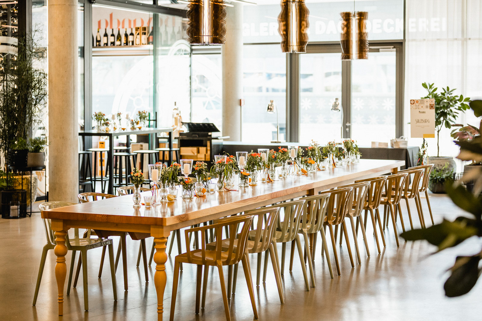 Eventstyling mit Floristik und Dekoration für Firmenveranstaltung in stilvollem Ambiente