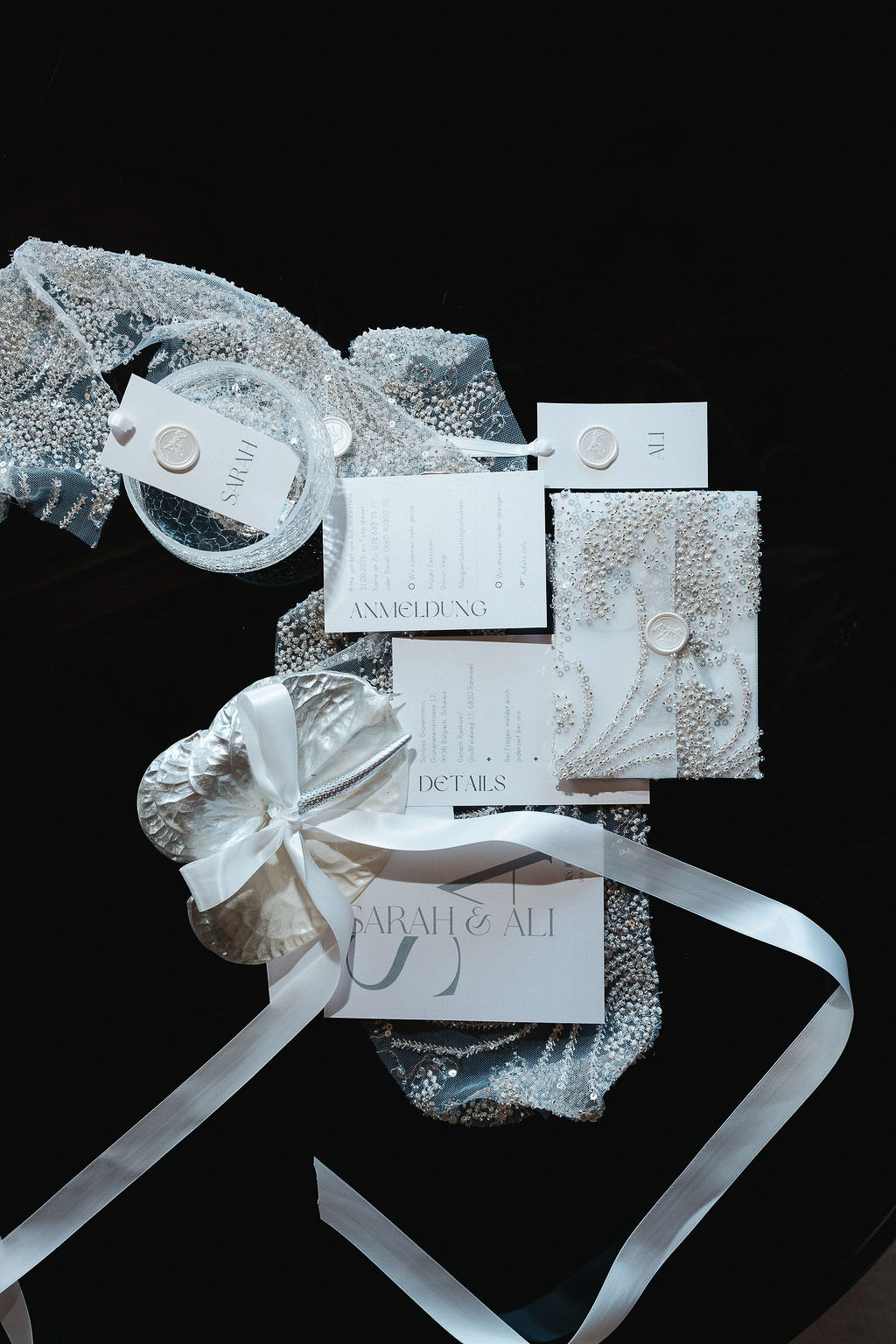 Individuell gestaltete Hochzeitspapeterie mit passenden Grafiken und feinen Details