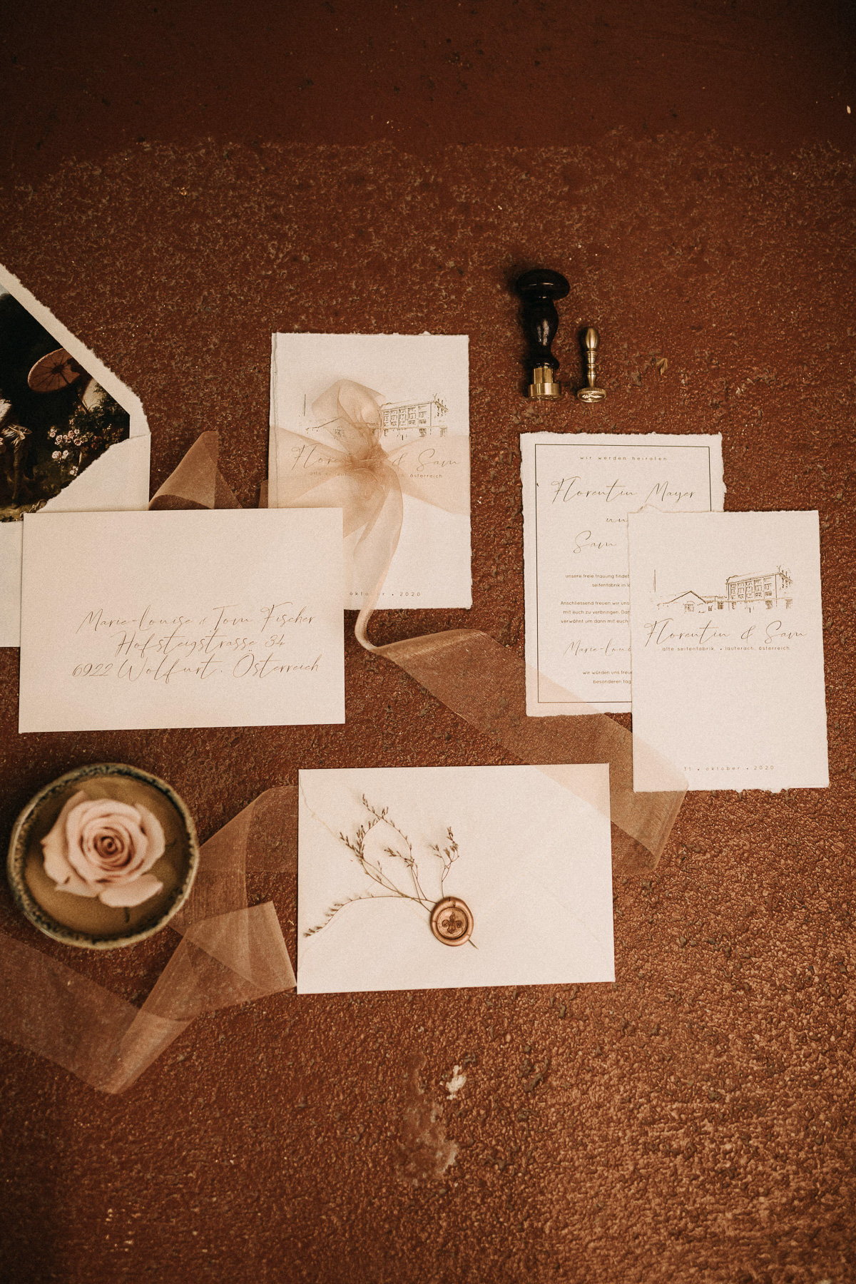 Individuell gestaltete Hochzeitspapeterie mit passenden Grafiken und feinen Details