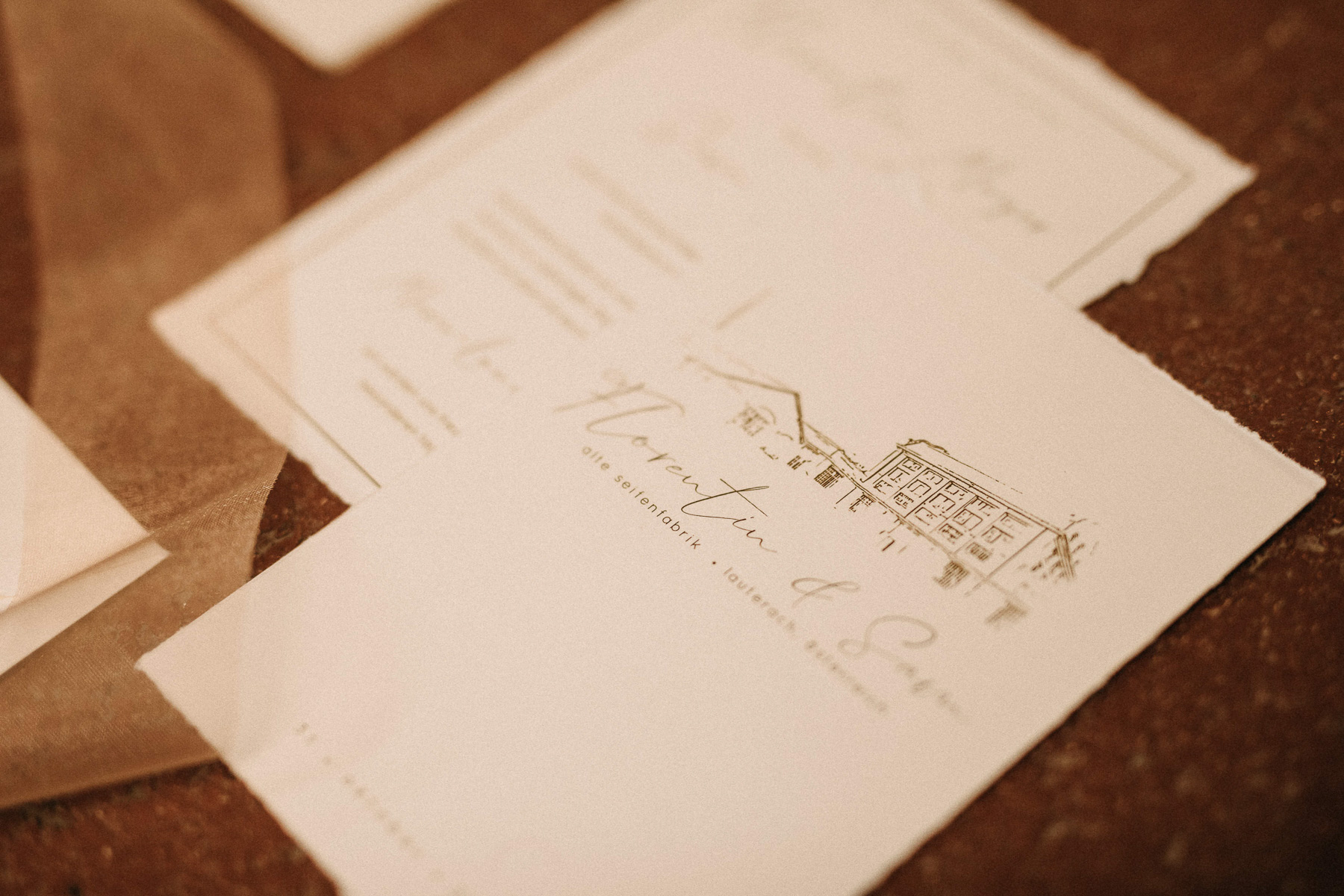 Individuell gestaltete Hochzeitspapeterie mit passenden Grafiken und feinen Details